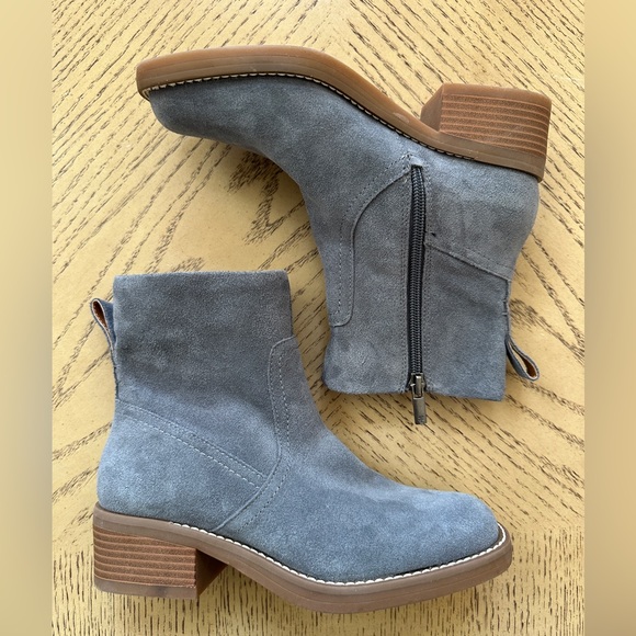 Lucky Brand Genuine Leatherside Zip Closure 1.75”heel Sz 4.5mnewNo Defects